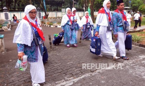 Sejumlah calon jamaah haji tiba di Asrama Haji Pondok Gede, Jakarta, Kamis (19/7).