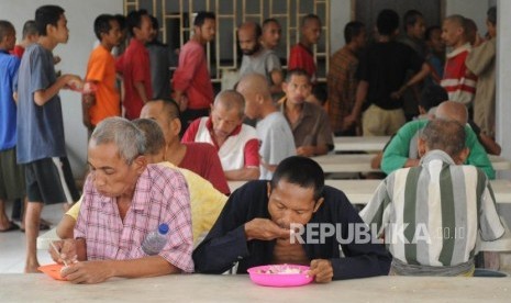 Penyandang disabilitas mental saat mengikuti makan siang di Panti Rehabilitasi Orang dengan Gangguan Jiwa.  