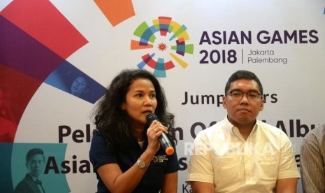 Peluncuran Album Musik Asian Games 2018. Wakil Direktur Departemen Komunikasi INASGOC Syanda Kunto (kiri) menjawab pertanyaan wartawan saat peluncuran album musik Asian Games 2018 di Jakarta, Kamis (19/7).