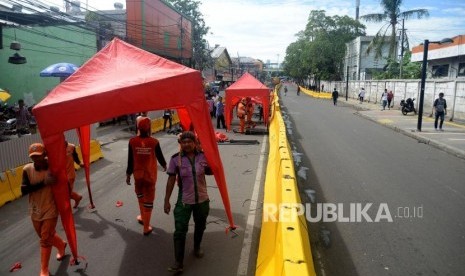 Petugas PPSU mendirikan tenda yang akan digunakan pedagang kaki lima (PKL) untuk berjualan ketika dilakukanya penutupan Jalan Jatibaru di Kawasan Tanah Abang, Jakarta, Jumat (22/12).