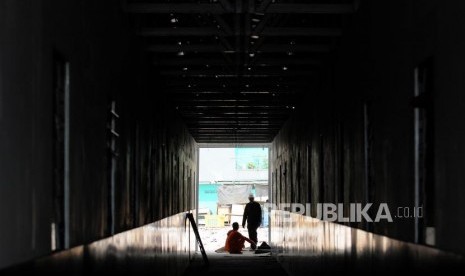 Warga beraktivitas di Sheter Kampung Akuarium, Penjaringan, Jakarta Utara, Jumat, (6/4).