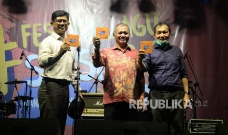 Ketua KPK, Agus Rahardjo (tengah) bersama wakil ketua KPK Laode M Syarif (kiri) dan Saut Situmorang meluncurkan album kompliasi festival suarakan aksimu anti korupsi (SAKSI) di Plaza Festival, Jakarta, Jumat  (30/11).