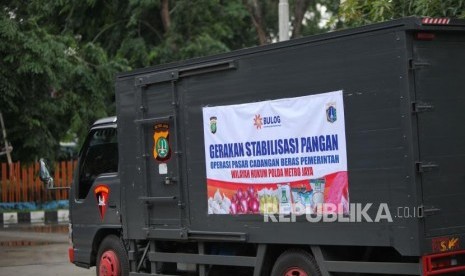 Petugas kepolisian membawa truk logistik bahan pangan seusai Launching dan Pelepasan Operasi Pasar Kerbau dan Sapi di Perum BULOG Divre DKI Jakarta, Kelapa Gading, Jakarta, Rabu (20/12).