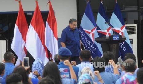 Ketua Umum Partai Demokrat Susilo Bambang Yudhoyono menyampaikan pernyataan politiknya di awal tahun 2018 di kantor Sekretariat DPC Partai Demokrat, Jalan Tegar Beriman, Cibinong, Kabupaten Bogor, Jawa Barat, Jumat (5/1).