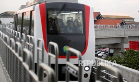 Skytrain melintas di terminal 1 Bandara Soekarno-Hatta, Jakarta, Selasa (26/12).