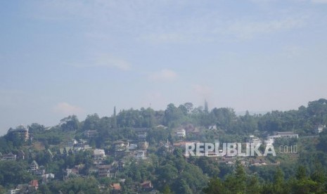 KAWASAN BANDUNG UTARA. Perumahan dan bangunan komersil berdiri di Dago Pakar Bandung, Rabu (24/7).