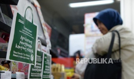 Kantong Plastik. Konsumen berbelanja di salah satu mini market di kawasan Jagakarsa,Jakarta Jumat (1/3).