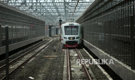 Kereta bandara melintas saat uji coba Kereta Bandara Soekarno-Hatta di Stasiun Soekarno-Hatta, Jakarta, Selasa (26/12).