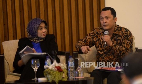 Penasehat Komisi Pemberantasan Korupsi Mohammad Tsani Annafari (kanan) menyamaikan tangapan bersama dengan Staf Ahli Menteri PPN Bidang Hubungan Kelembagaan Bappenas Diani Sadiawati (tengah) saat diskusi hasil survei presepsi korupsi 2017 di Jakarta, Rabu (22/11).