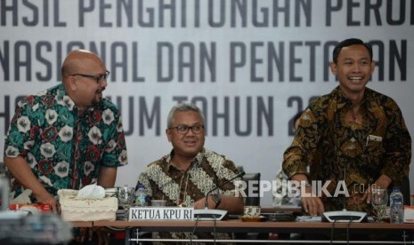 Ketua KPU Arief Budiman bersama Komisioner KPU mengikuti Rapat Pleno Rekapitulasi Suara Pemilu serentak 2019 Luar Negeri di gedung KPU, Jakarta, Ahad (5/5).