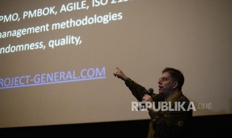 Penulis buku Agile  Jonathan I Kine (kiri ) berbicara saat workshop metodologi  Agile dalam peluncuran buku Agile  di Jakarta, Senin (17/12).