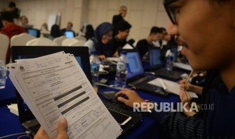 Relawan mengentri data dan pindai form C1 hitung cepat berbasis aplikasi Sistem Informasi Penghitungan Suara (SITUNG) Pemilu tahun 2019 KPU Se-Provinsi DKI Jakarta, Sabtu, (20/4).