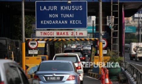 Sejumlah kendaraan melintas saat masuk Gerbang Tol Slipi 2 di Jakarta, Selasa (31/7).