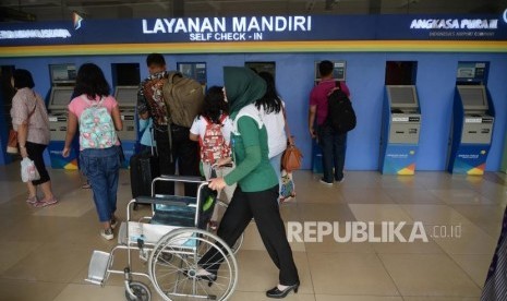 Penumpang melakukan chek ini mandiri di Bandara Halim Perdanakusuma (ilustrasi).