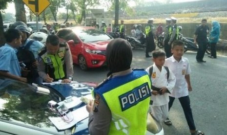  Tim Satlantas Polres Sragen saat menggelar operasi patuh candi di pertigaan Trowong, Sragen Kota. Foto/Wardoyo