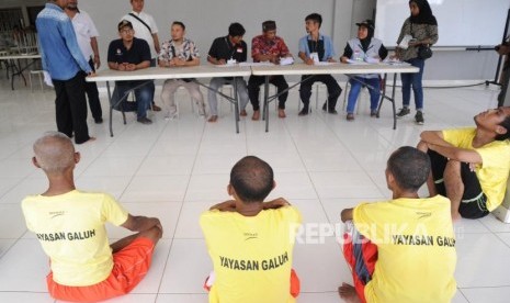 Penyandang disabilitas mental menunggu saat akan menggunakan hak pilihnya di Panti Rehabilitasi Orang dengan Gangguan Jiwa, Bekasi, Jawa Barat, Raub (17/4).