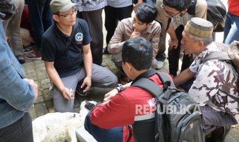 (Ilustrasi) Anggota Juru Sembelih Halal Indonesia (Juleha) menjelaskan cara menyembelih hewan qurban di Masjid Kampus UGM, Yogyakarta, Kamis (18/7/2019).