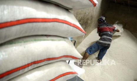 Harga Beras Masih Tinggi. Pekerja memindahkan beras di Pasar Induk Beras Cipinang, Jakarta, Rabu (24/1).