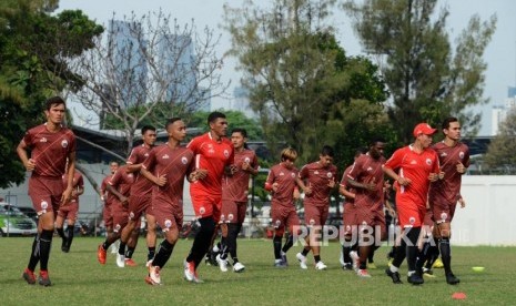 Sejumlah pesepakbola Persija Jakarta saat sesi latihan di Lapangan ABC Gelora Bung Karno, Senayan, Jakarta, Sabtu (8/12).