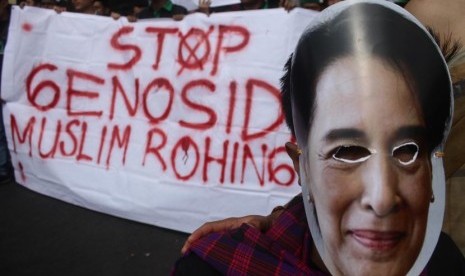 Anggota Himpunan Mahasiswa Islam (HMI) mengenakan topeng tokoh Myanmar Aung San Suu Kyi.  