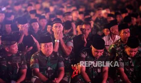 Personil TNI dan Polri melakukan doa bersama saat acara Tablig Akbar dan Doa Bersama di Mabes TNI, Cilangkap, Jakarta, Ahad (30/9).