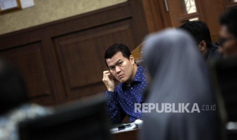 Terdakwa Andi Agustinus alias Andi Narogong mendengarkan keterangan saksi dalam sidang lanjutan kasus korupsi KTP Elektronik (KTP-el) di Pengadilan Tipikor, Jakarta, Kamis (16/11).