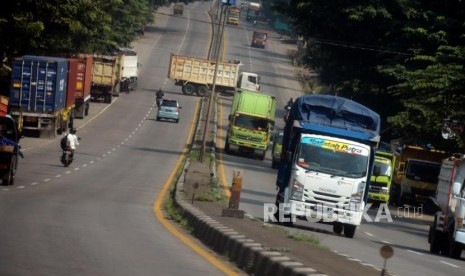 Truk melintasi Jalan Raya Pantura, di Provinsi Jawa Tengah, yang kerap menjadi sasaran pelaku pelemparan batu (ilustrasi).