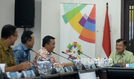 Wakil Presiden RI Jusuf Kalla bersama Menpora Imam Nahrawi (ketiga Kiri), Kepala Bekraf Triawan Munaf (kedua Kiri) dan Gubernur DKI Jakarta Anies Baswedan (kiri) bersiap mengikuti Rapat Koordinasi (Rakor) di Gedung INASGOC, Jakarta, Senin (19/2).