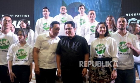 Executive Produser Bumilangit Entertainment Erick Thohir berbincng bersama Kepala Badan Ekonomi Kreatif (Bekraf) Triawan Munaf dan para artis berfoto dalam peluncuran jagat sinema Bumilangit Jilid 1 di Plaza Senayan, Jakarta, Ahad (18/8).