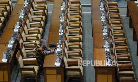 Sejumlah anggota DPR mengikuti sidang paripurna DPR RI di Kompleks Parlemen, Senayan, Jakarta, Selasa (3/9).