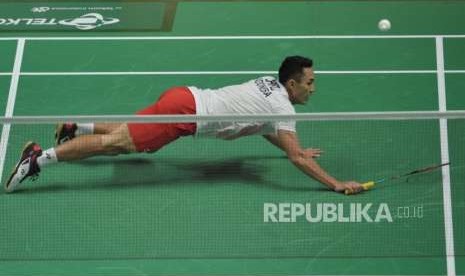 Pebulutangkis tunggal putra Indonesia Jonathan Christie mengembalikan kok kearah pemain Cina, (ilustrasi). Tim bulutangkis Indonesia bersiap mengikuti turnamen Malaysia Masters 2023 yang bakal berlangsung pada 23-28 Mei di Axiata Arena, Kuala Lumpur.