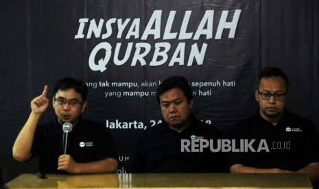 Presiden PKPU Human Initiative Agung Notowiguno (tengah) bersama Wakil Presiden PKPU Sri Adi Bramasetia (kanan) dan Ketua Tim Qurban Aan Suherlan memberikan paparan saat jumpa pers di kawasan Condet, Jakarta, Selasa (24/7).