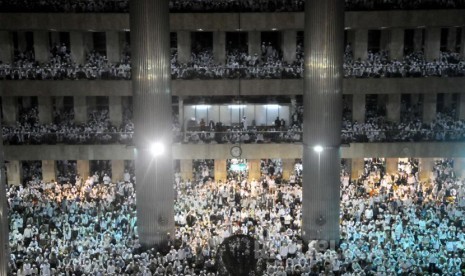 Ribuan umat mengikuti Aksi 112 melaksanakan Shalat Subuh Berjamaah di Masjid Istiqlal, Jakarta, Sabtu (11/2). 