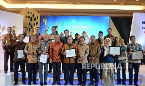 Anugerah Syariah Republika 2018. Komisaris Utama Mahaka Media Erick Thohir (tengah atas), Menpan RB Syafruddin (kempat kiri), Kepala Bappenas Bambang Brodjonegoro (tengah), Menteri Agraria dan Tata Ruang (ATR) Sofyan Djalil (kelima kanan), Menteri Pariwisata Arief Yahya (keempat kanan) berfoto bersama seluruh pemenang Anugerah Syariah Republika (ASR) 2018 di Jakarta, Kamis (8/11).