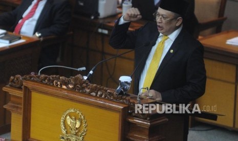 Pidato Ketua DPR RI. Ketua DPR RI baru Bambang Soesatyo memberikan sambutan usai pelantikan Ketua DPR RI baru  di Komplek DPR Ri, Jakarta, Senin (15/1).