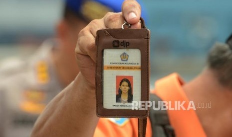 Sejumlah petugas Basarnas memperlihatkan kartu identitas yang diduga milik para korban jatuhnya pesawat Lion Air JT610 di Dermaga JICT 2 Pelabuhan Tanjung Priok, Jakarta, Selasa (30/10).