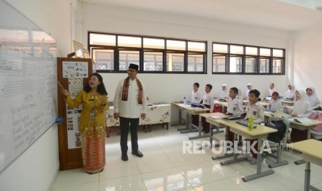 Gubernur DKI Jakarta Anies Baswedan meninjau siswa belajar saat peresmian gedung sekolah di SDN 01 Pondok Labu, Jakarta, Jumat (8/3).(Republika/Putra M. Akbar)