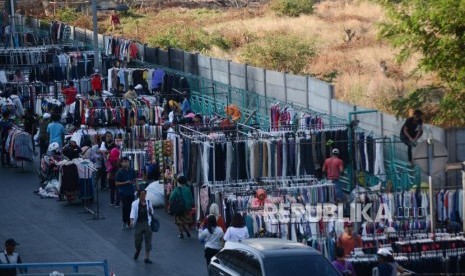 Pedagang Kaki Lima (PKL) berjualan ruas jalan di kawasan Pasar Senen, Jakarta.