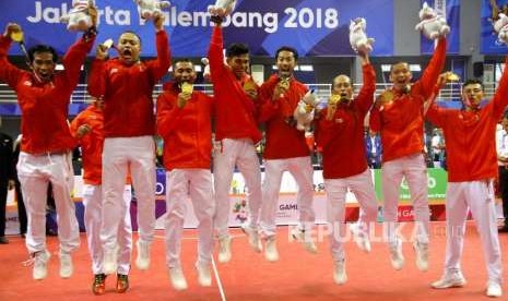 Emas Dari Quadrant Takraw.  Tim Sepak Takraw Indonesia mengikuti upacara pengalungan medali pada  cabang Sepak Takraw nomor Quadrant Putra Asian Games 2018 di Komplek Olahraga Jakabaring, Sabtu (1/9).