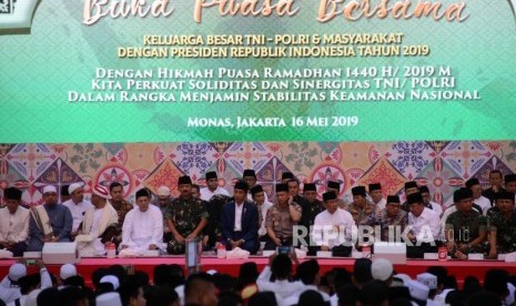 Presiden Joko Widodo bersama Panglima TNI Marsekal Hadi Tjahjanto dan Kapolri Jenderal Tito Karnavian saat menghadiri acara buka bersama TNI-Polri di Lapangan Monas, Jakarta, Kamis (16/5).