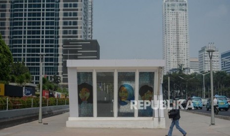 Sejumlah warga salah satu pintu stasiun MRT di Jakarta.