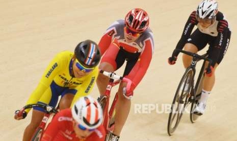 Atlet sepeda Indonesia Delia Ayustina Priatna (kedua kanan) memacu sepedanya saat bertanding di cabang sepeda track nomor Madison putri di Jakarta International Velodrome, Jumat (31/8).