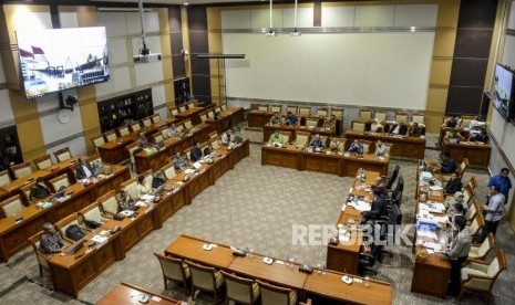 Suasana calon pimpinan KPK saat mengikuti uji kelayakan dan kepatutan calon pimpinan KPK di Kompleks Parlemen, Senayan, Jakarta, Senin (9/9).