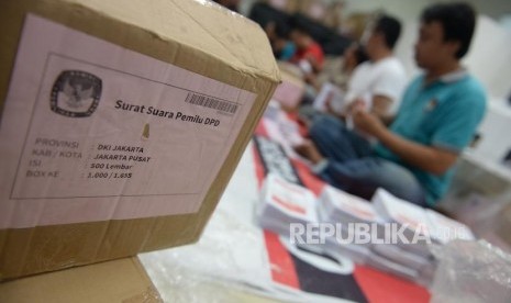 Persiapan Logitik Pemilu 2019. Petugas PPK membagi surat suara per kotak suara di Kecamatan Menteng, Jakarta, Rabu (27/3).