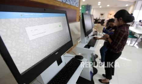 Sejumlah mahasiswa mencari buku referensi secara online di perpustakaan. 