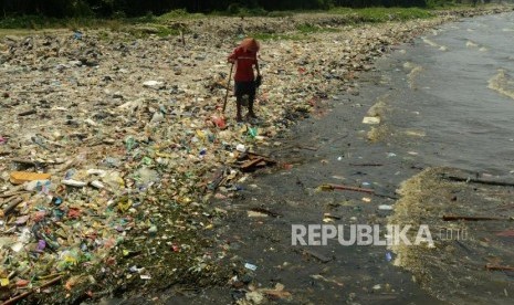 Muhammad Lasri (73) saat mencari sampah plastik untuk dijual kembali di Cilincing.