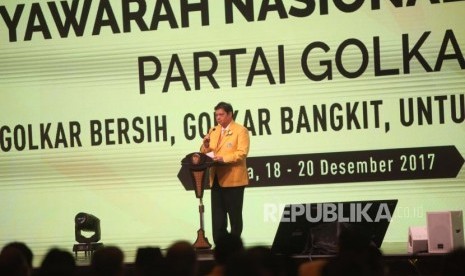 Ketua Umum Partai Golkar Airlangga Hartarto memberikan sambutan saat pembukaan Musyawarah Nasional Luar Biasa (Munaslub) Partai Golkar di Jakarta Convention Center, Jakarta, Senin (18/12).