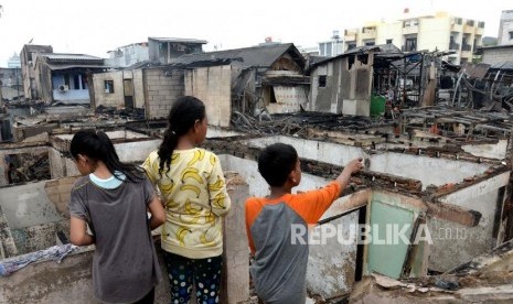 Kebakaran Permukiman Padat Penduduk. Warga mengais sisa barang pascakebakaran di permukiman padat Rawa Kepa, Tomang, Jakarta Barat, Senin (21/1/2019).