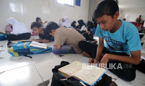 Sejumlah siswa saat belajar di Sekolah Masjid Terminal (Master), Jalan Margonda Raya, Depok, Jawa Barat, Kamis (11/1).