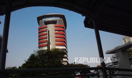 Kain hitam menutupi lambang kpk sebagai bentuk aksi terhadap revisi UU KPK di Gedung Merah Putih, Jakarta, Ahad (8/9/2019).